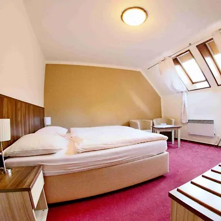 Koruna 3* كارلستين